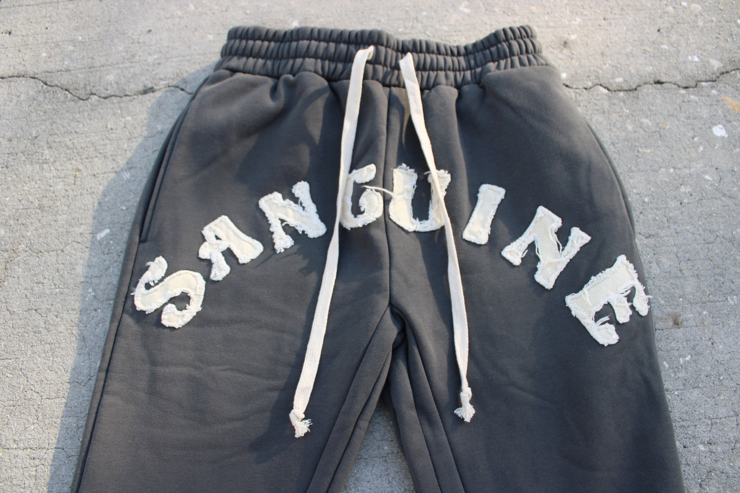 SANGUINESZN DISTRESSED EMBROIDERY FLARED SWEATS (GRAY)